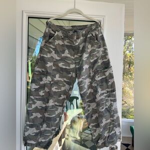 American Eagle Outfitters Women’s Camo Cargo Pants 12
